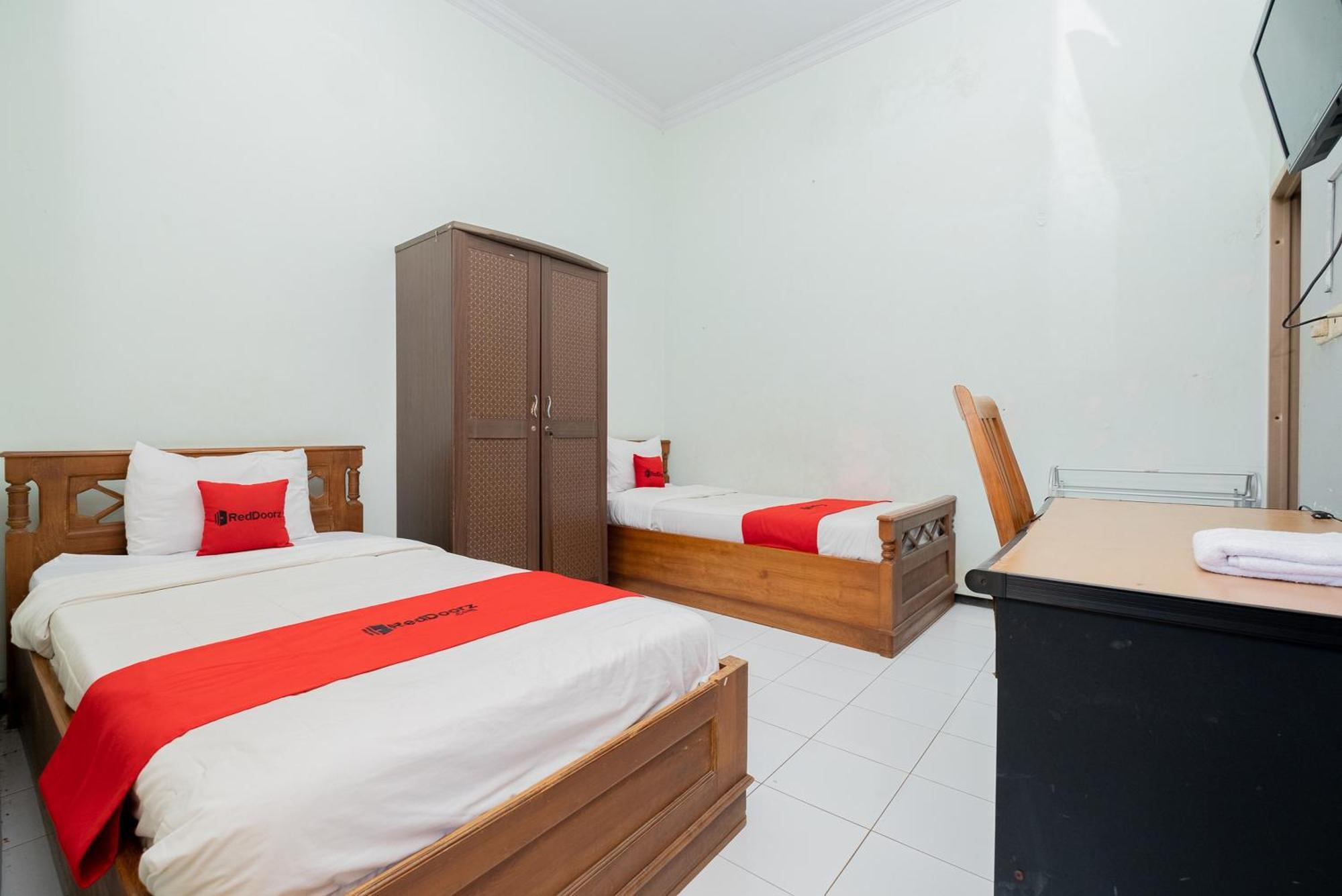 Reddoorz Syariah At Jalan Sunan Giri Tuban Tuban  Екстер'єр фото